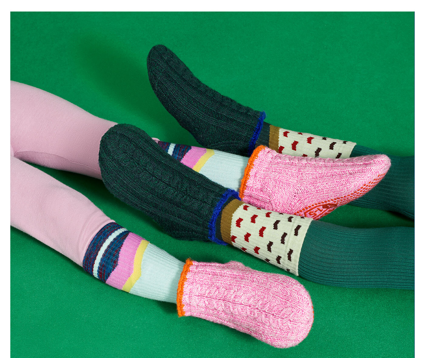 10.08.2022_Footwear_Shop-the-Drop-Gripper-Slippers_EB_04__1.jpg