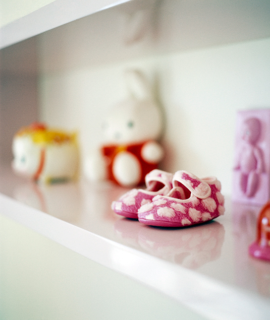 102569-mom_changing-table-ideas_08_shelf_getty_6518-000060.jpg