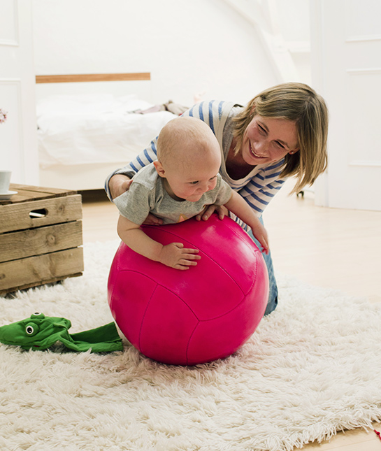 102602-latinamom_tummy-time_05_yogaball_getty_521982271.jpg