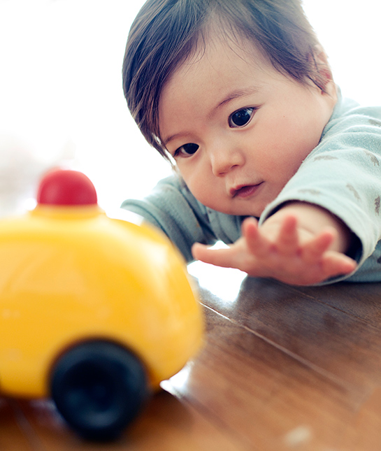 102607-latinamom_tummy-time_07_toy_getty_128038770.jpg