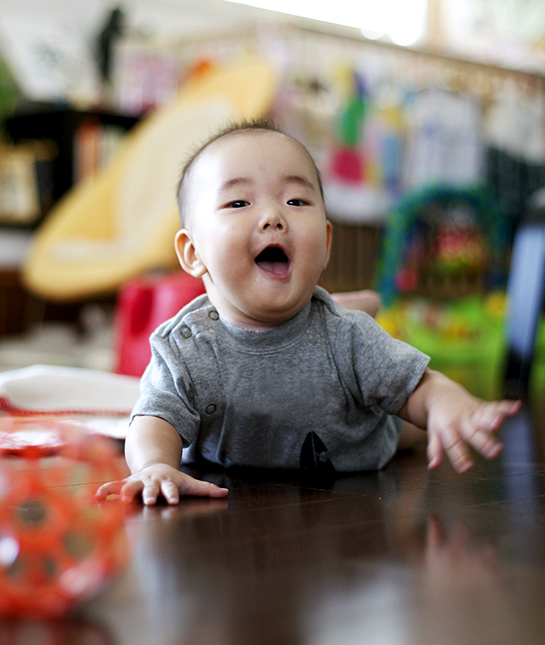 102608-latinamom_tummy-time_08_laugh_getty_458787611.jpg