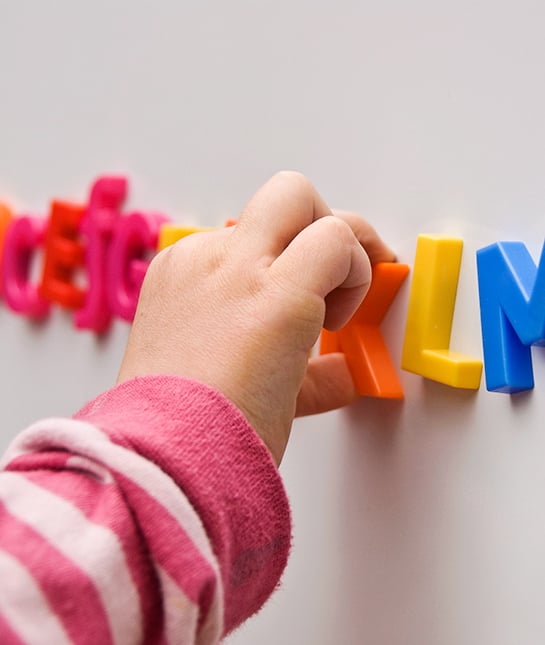 102908-mom_best-toys-motor-skills_08_magnets_getty_172744857.jpg