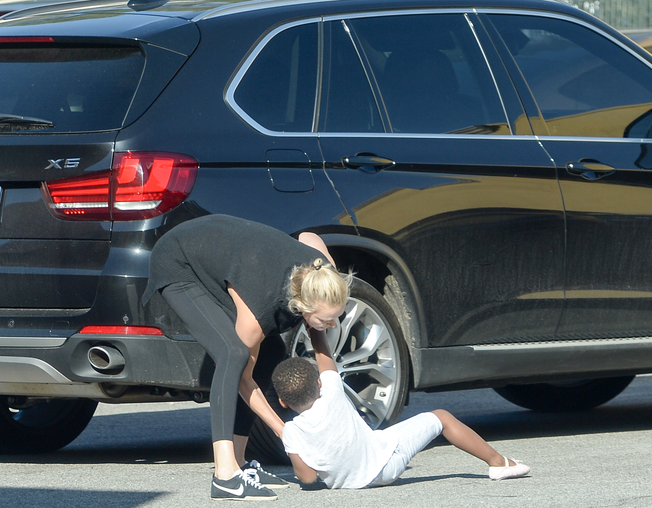 133861-exclusive-charlize-theron-takes-the-kids-to-a-dance-class.jpg