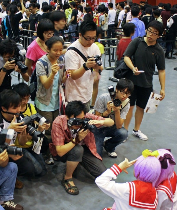 154439-cosplay-paparazzi-resized.jpg