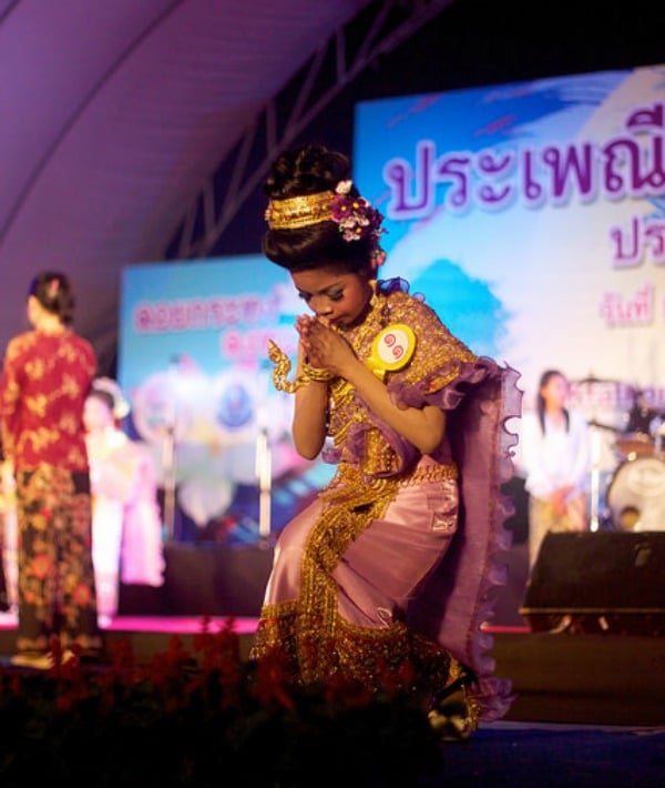 154444-thai-performer-girl.jpg