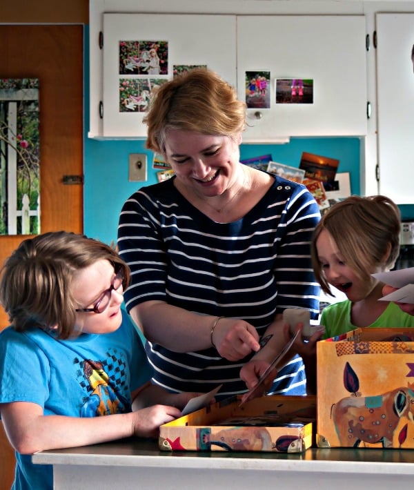 154897-mom-looking-at-photos-with-daughters-resized.jpg