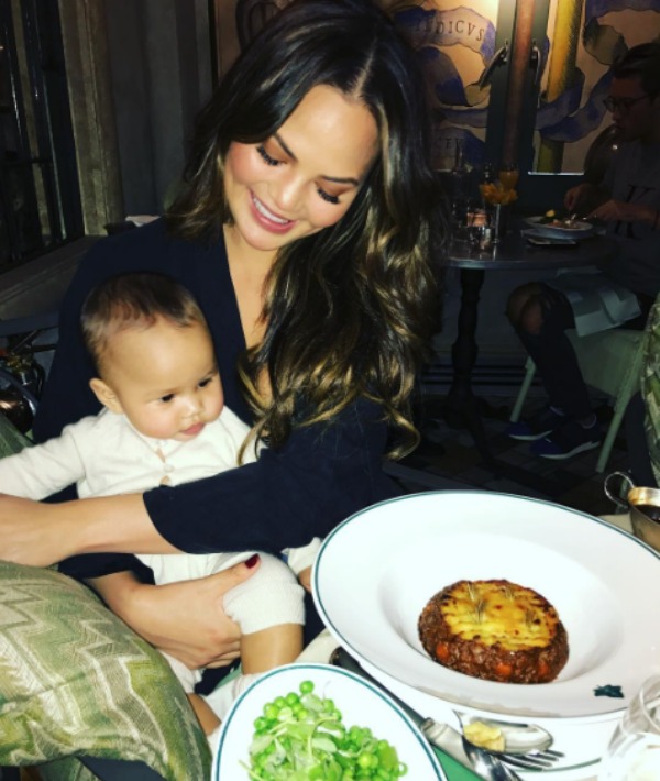 156383-chrissy-teigen-_-luna-resized.jpg