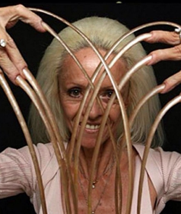156897-lee-redmond-longest-nails.jpg