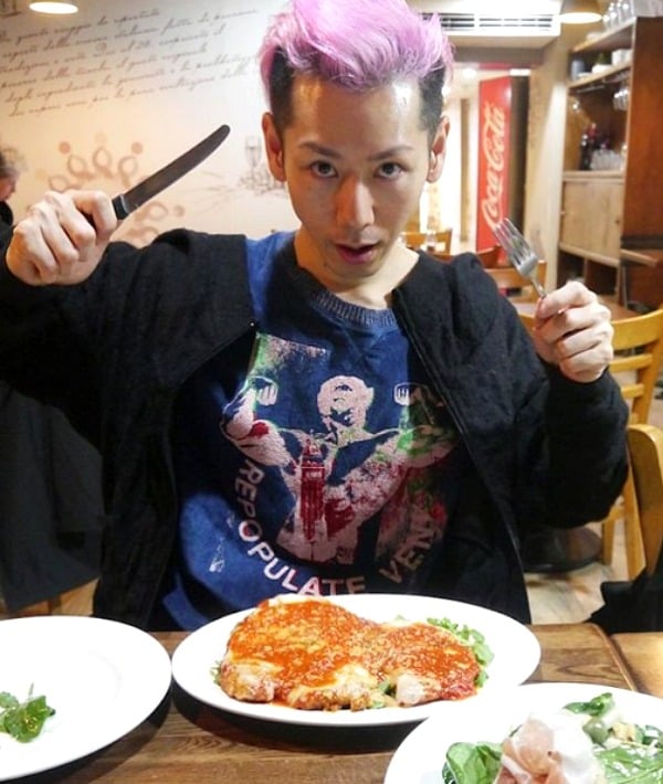 156906-takeru-kobayashi-most-hamburgers-eaten-in-three-minutes.jpg 156906-takeru-kobayashi-most-hamburgers-eaten-in-three-minutes.jpg