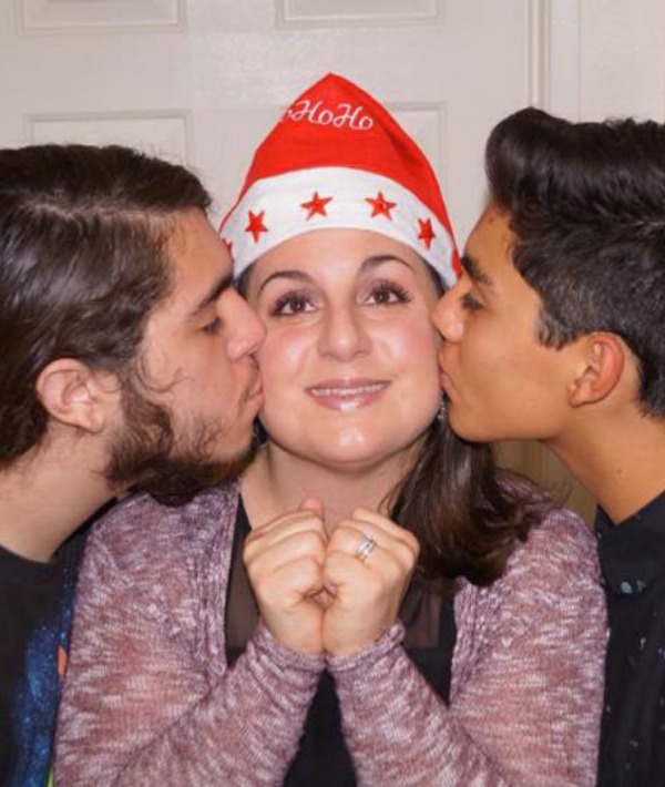 158050-mom-santa-hat-sons.jpg