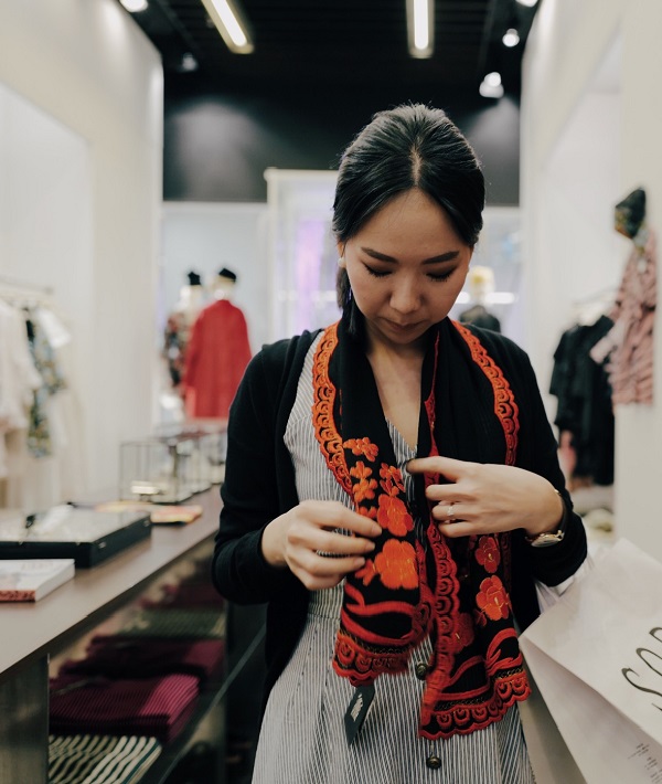 161302-woman-shopping-scarf.jpg