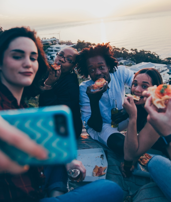 161862-friends-selfie-pizza.jpg