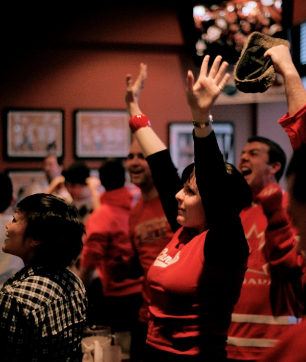 161982-cheering-bar-hockey.jpg