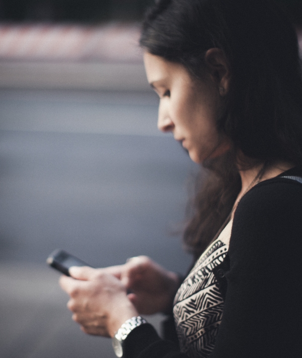 161983-woman-texting-walking.jpg