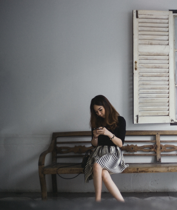 163214-woman-waiting-outside.jpg 163214-woman-waiting-outside.jpg