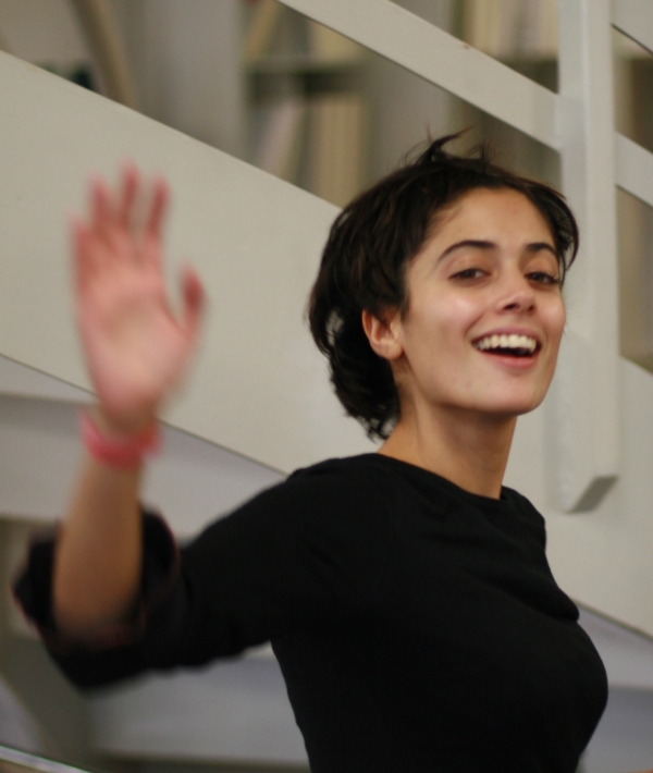 163225-woman-waving-bye.jpg