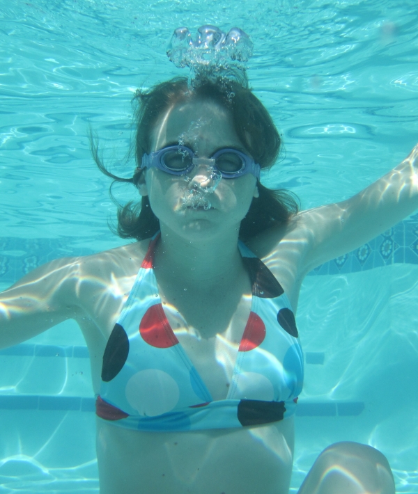 163275-woman-underwater.jpg