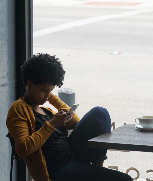 163276-woman-phone-waiting-coffee-shop.jpg