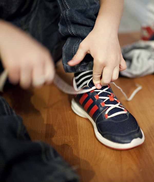163715-kid-tying-shoes.jpg