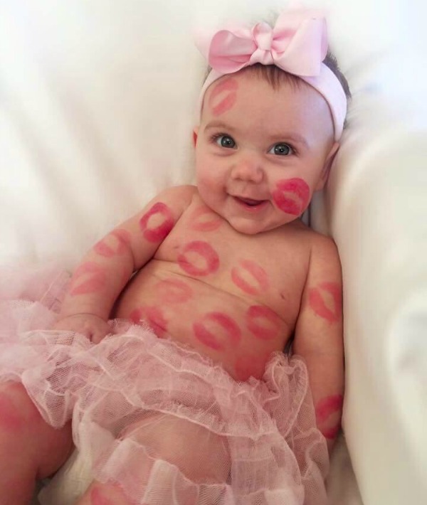 166498-baby-kisses-libra.jpg