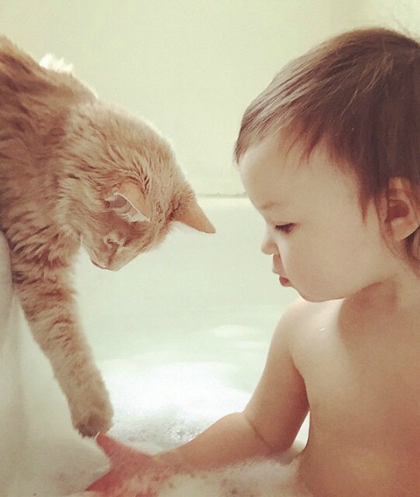 166503-baby-and-cat-in-bath-leo.jpg