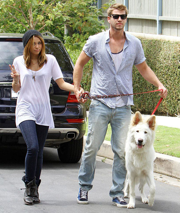 MIILEY CYRUS AND LIAM WALKING THE DOG