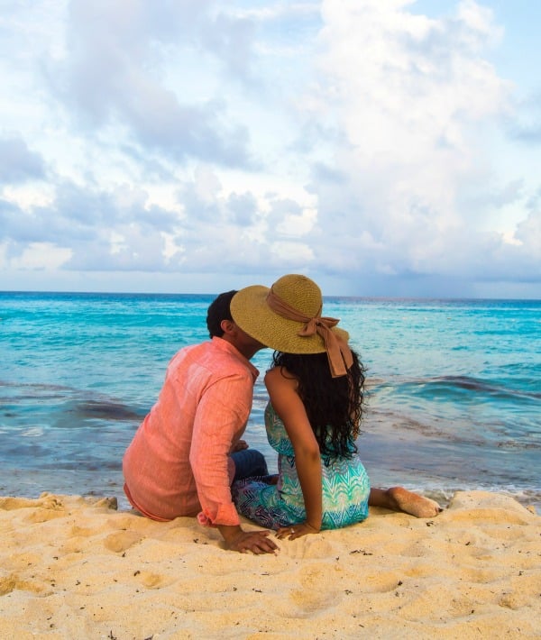 169179-woman-in-sunhat-kissing-man-in-salmon-button-down-on-the.jpg