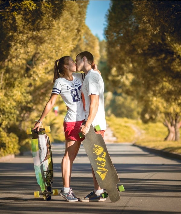169183-skater-couple-kissing.jpg