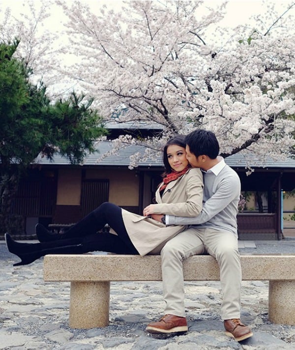 169185-couple-kissing-on-a-bench.jpg