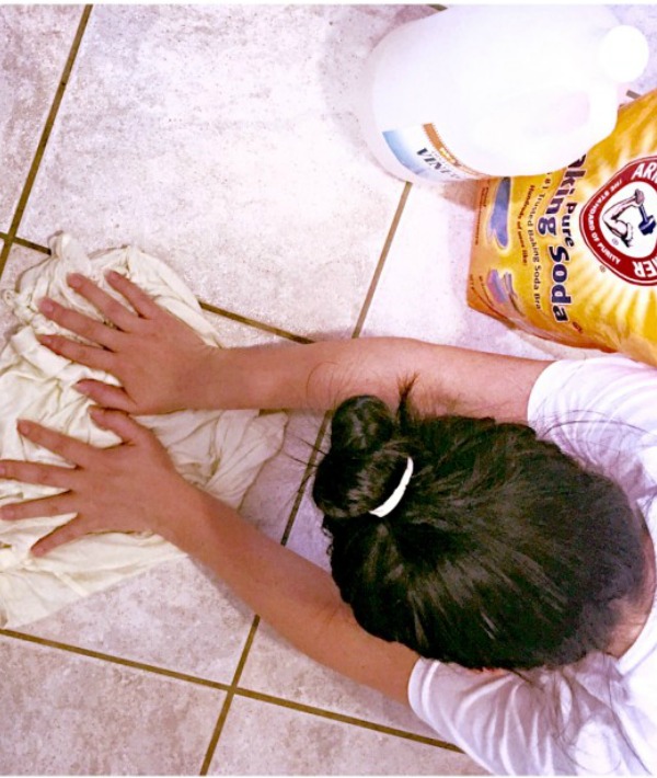 169605-baking-soda-and-vinegar.jpg
