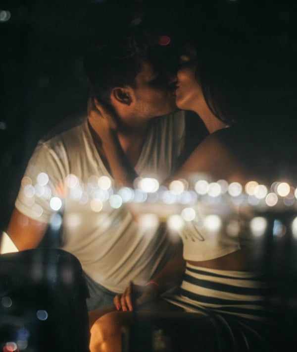 170832-couple-kissing-lights-1.jpg