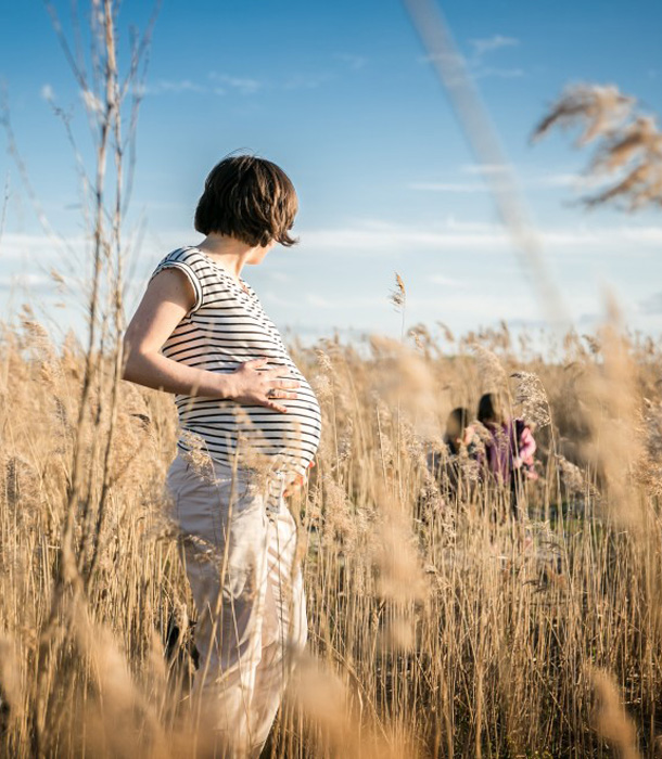 178385-pregnant-woman-field-kids.jpg