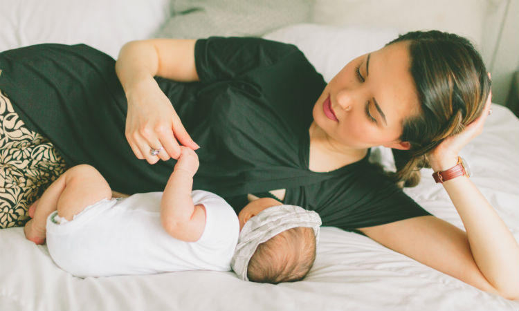 mom-bed-breastfeeding