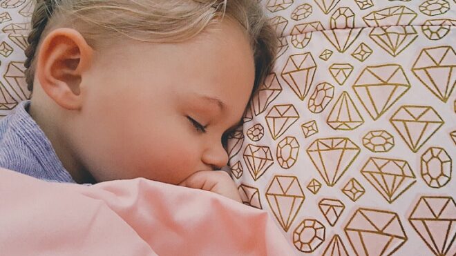 toddler-sleeping-bed