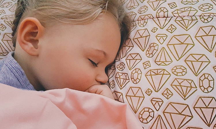toddler-sleeping-bed