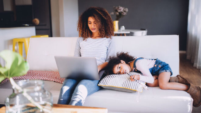 mom-working-couch-daughter