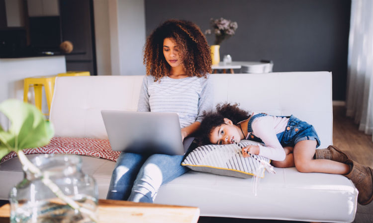 mom-working-couch-daughter