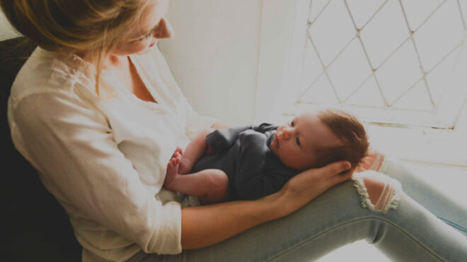 mom-newborn-window