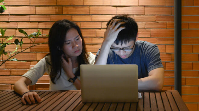 couple-stressed-computer