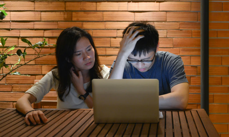 couple-stressed-computer