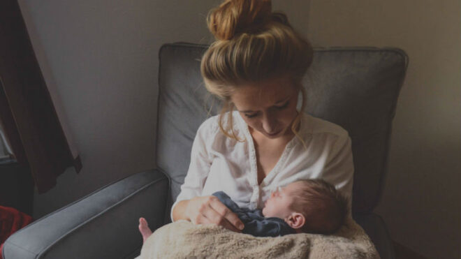 mom-newborn-chair