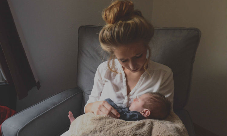 mom-newborn-chair