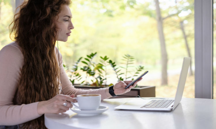 1woman-looking-at-mobile-phone_t20_gojrgk