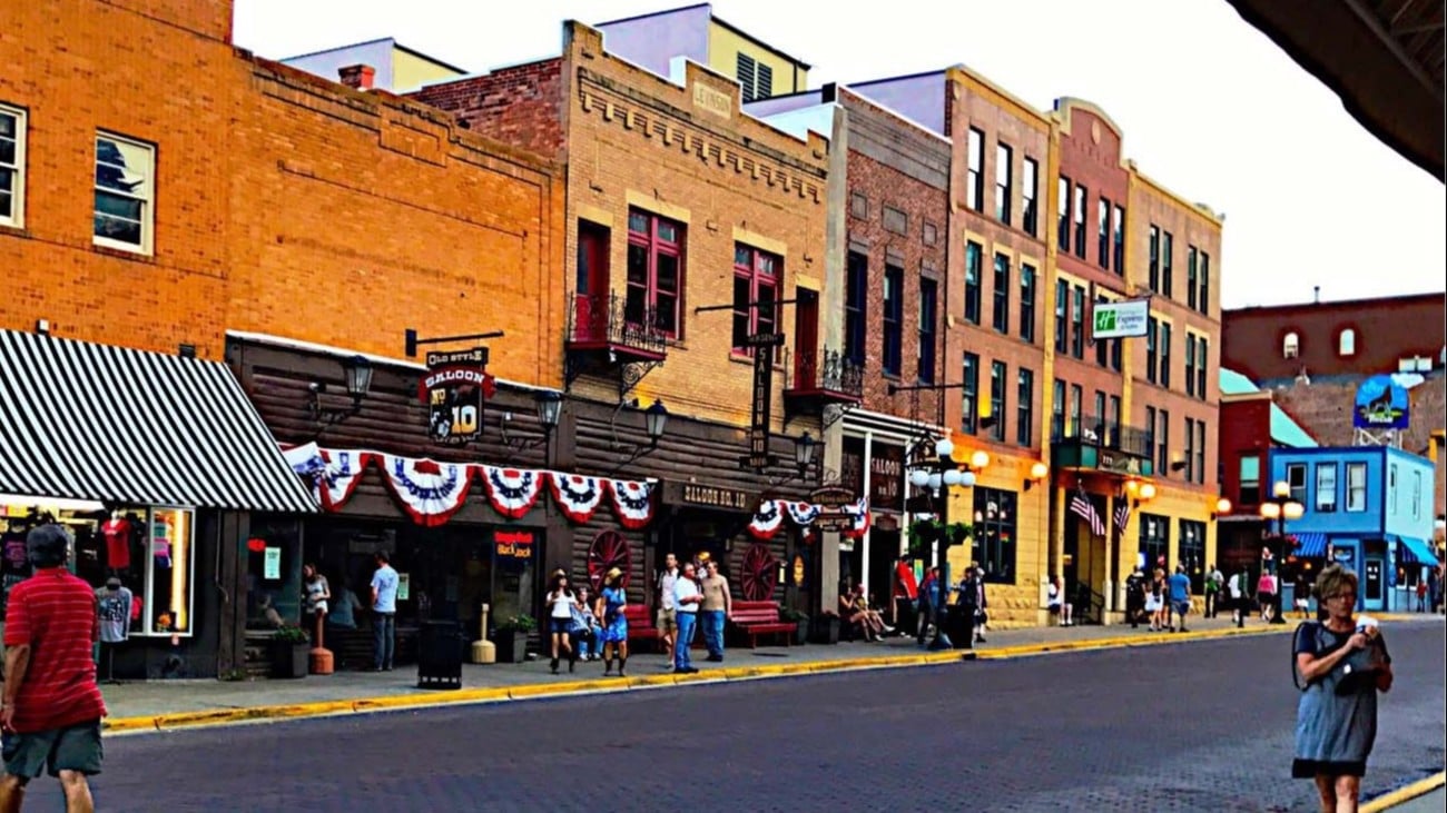 downtown-deadwood-south-dakota_t20_9l9ngk