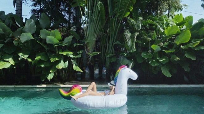 unicorn-float-woman-pool
