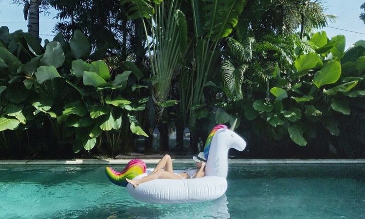 unicorn-float-woman-pool