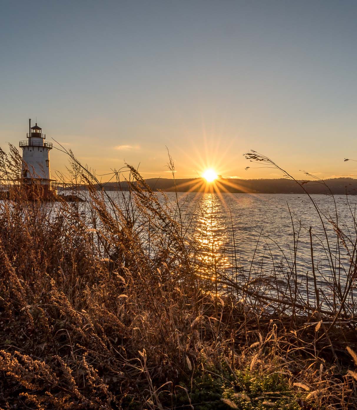 208428-sunset-at-the-hudson-river-tarrytown-new-york_t20_e33nll.jpg