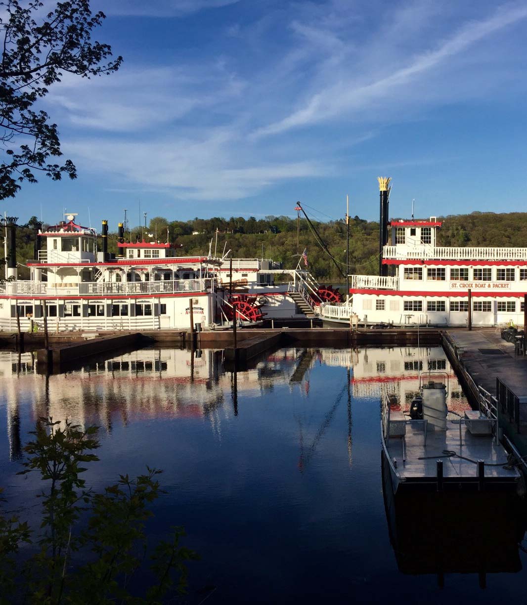 208436-riverboats_t20_jxqzpv.jpg
