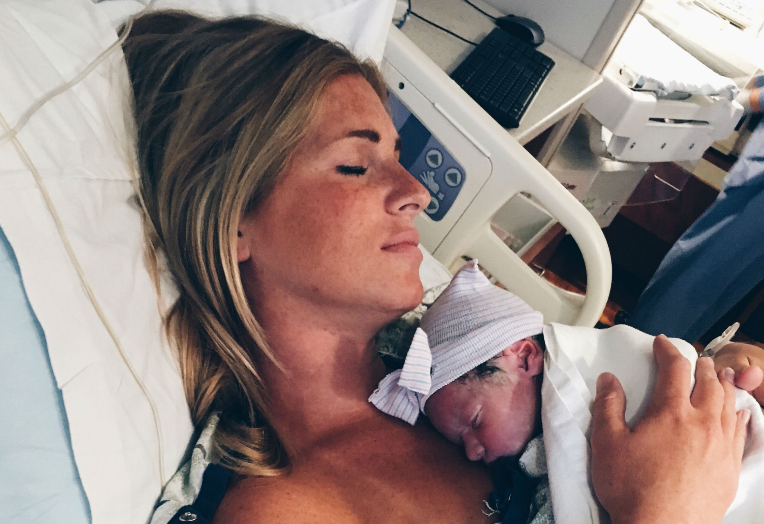 mom-newborn-hospital-bed