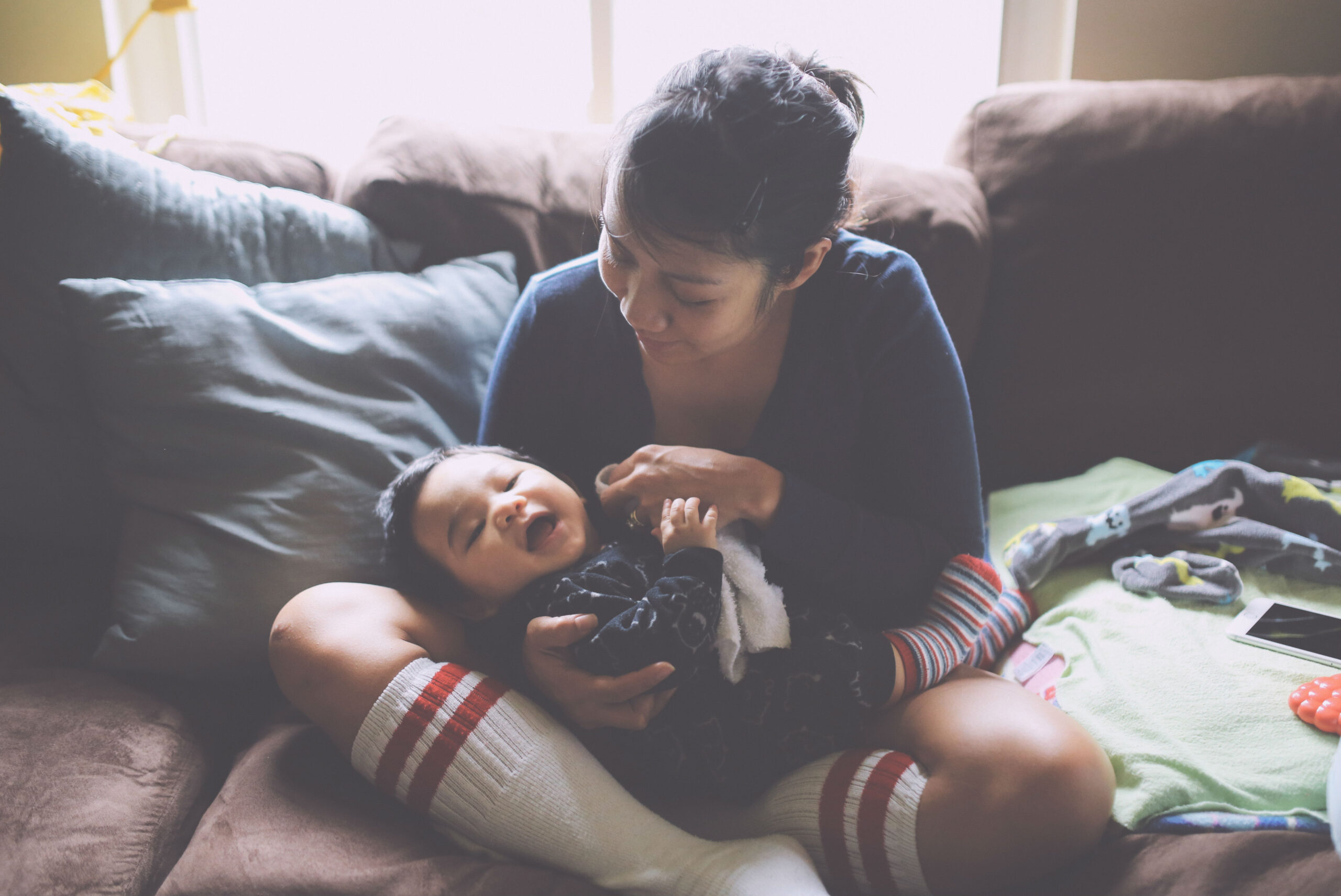 a-mother-and-her-young-son-spending-quality-time-on-a-couch_t20_lob23z